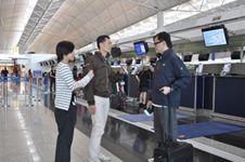 入境处调查员于香港国际机场进行巡查及识别可疑旅客。